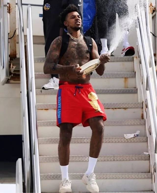 复出传射建功，内马尔率领桑托斯逃离降级区（内马尔复出一传一射，带领桑托斯脱离降级区）