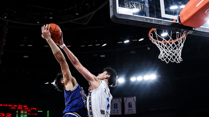 曼联最青睐的中场引援目标身价或将超过1亿英镑。（曼联看中的中场标价或将破亿英镑）