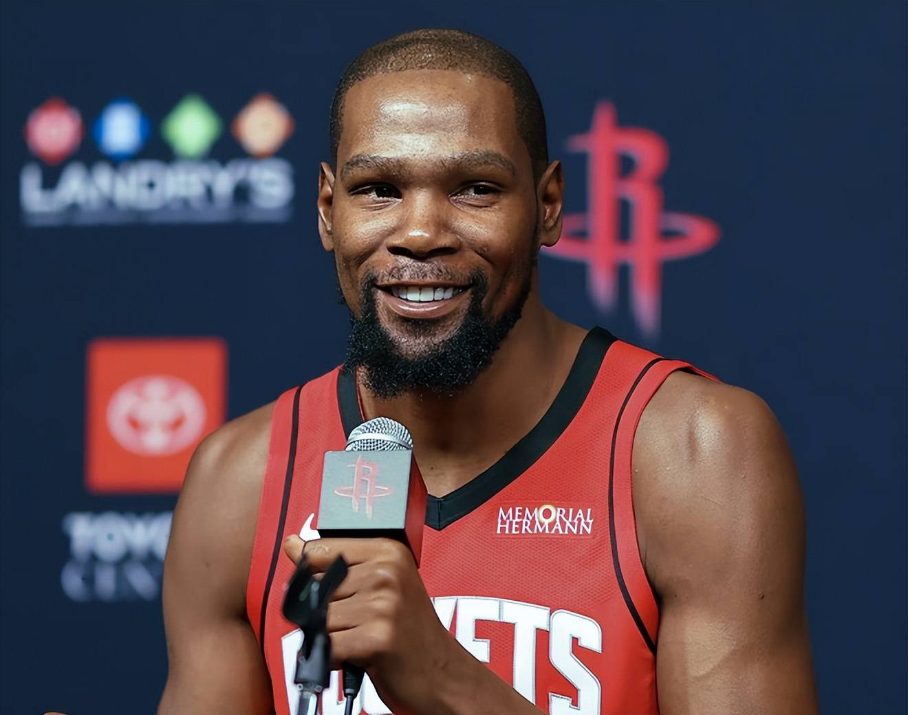 他是全场最耀眼的那个人（全场焦点尽在他一人）