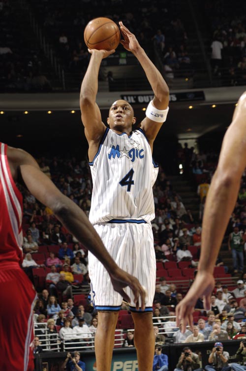 欧联替补出场，范佩西儿子沙奎尔在父亲手下完成费耶诺德首秀（欧联赛场替补亮相，沙奎尔在父亲范佩西麾下上演费耶诺德处子秀）