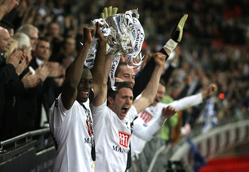 杂技GOAT！NBA巨星致敬中国顶碗大妈：她比我们所有人更有天赋（NBA巨星致敬中国顶碗艺人：她的天赋胜过我们所有人，堪称杂技界的GOAT）