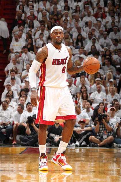 多特边锋个人秀燃炸全场（多特边锋神勇表演点燃全场）