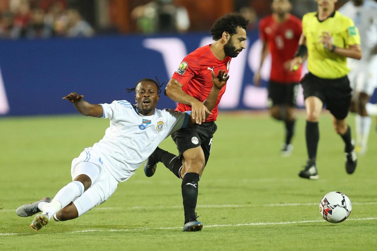 投疯了！鲍尔三分再中打停老鹰&一节半16记三分 分差24分（三分狂潮！鲍尔再中迫停老鹰，1节半轰进16记三分领先24分）