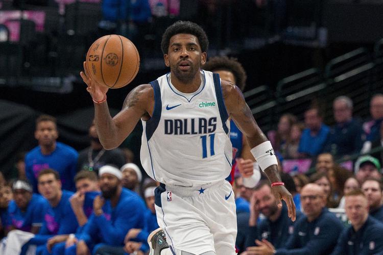 威少半场高效表现，助球队领跑比分（威少半场高效发挥，助球队比分领先）