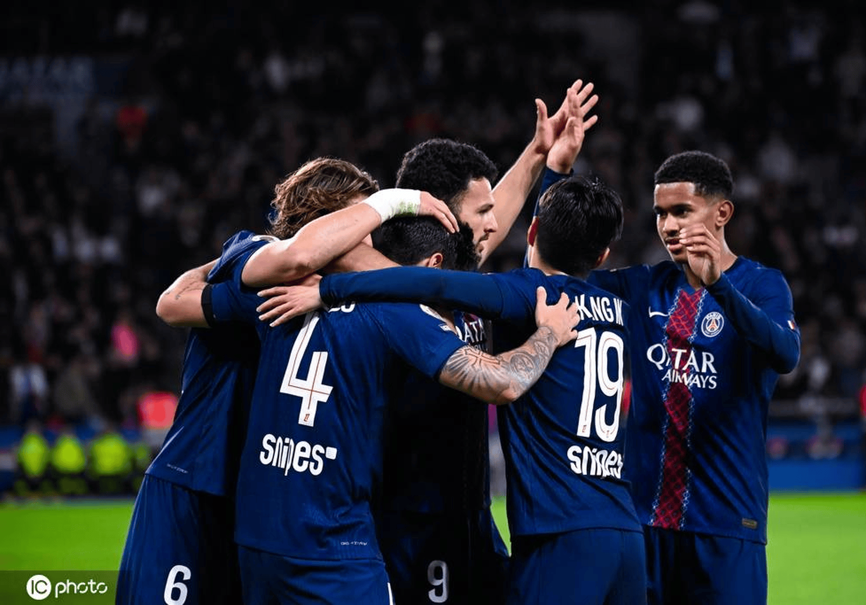 欧冠本周最佳阵容：马杜埃凯、孔德、格林伍德、卡尔在列（欧冠周最佳阵容揭晓：马杜埃凯、孔德、格林伍德、卡尔上榜）