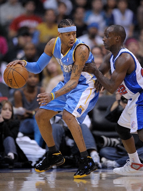 德媒：由于手指受伤，诺伊尔近两场都佩戴特制的四指手套参赛（德媒：手指受伤，诺伊尔已连续两场戴特制四指手套出战）