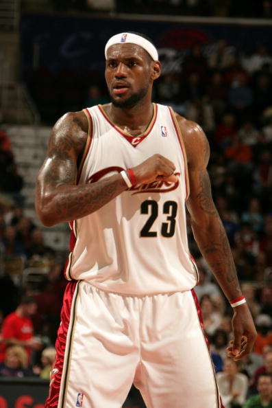 篮球火箭新秀连续三场得分20+，表现惊艳（火箭新秀连续三战20+，表现抢眼）