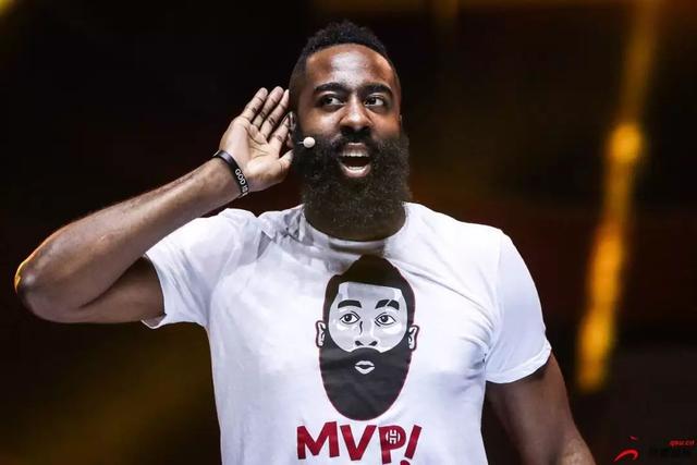 WTT总决赛：林诗栋4-0完胜梁靖崑，挺进男单八强（WTT总决赛：林诗栋4-0横扫梁靖崑，晋级男单八强）