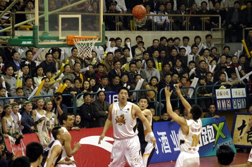 文班亚马大概率出战与雷霆比赛，他已参加多次5v5训练（文班亚马预计出战对阵雷霆，已多次参加5对5对抗训练）