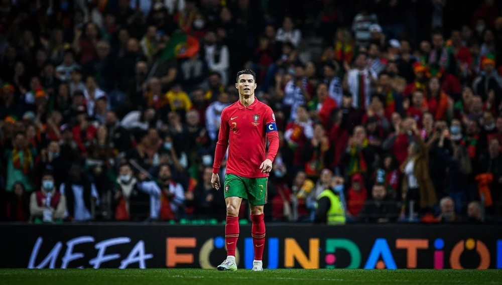 梅西雕像揭幕仪式上，梅西与宝莱坞影星沙鲁克-汗合影（梅西雕像揭幕现场，梅西与宝莱坞巨星沙鲁克·汗同框合影）