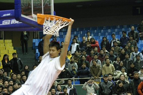 抽象，特朗普晒和C罗踢球的AI生成视频：C罗很聪明也很酷（特朗普晒AI合成与C罗踢球视频：称C罗聪明又酷）