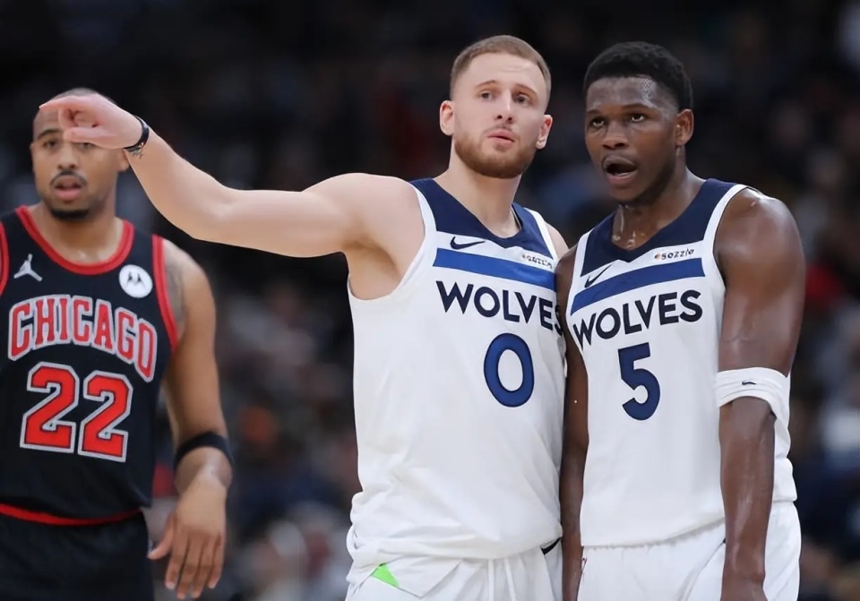 黄雀在后！彰华非反击上篮 奥利弗追防起飞送排球大帽（偷袭难成！彰华非反击上篮遭奥利弗追防腾空排球式大帽）