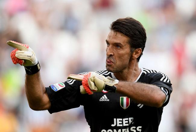 江苏节日！苏超决赛赛前南通队球迷场外集结为球队助威（江苏狂欢日！苏超决赛前南通球迷场外齐聚为队助威）