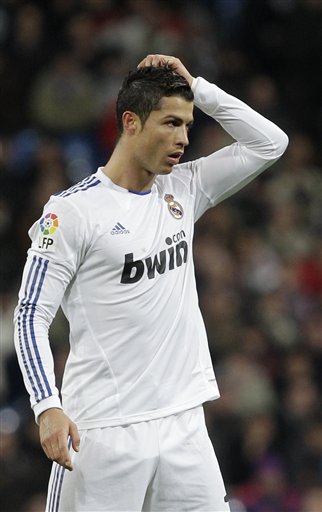 詹姆斯两双数据跻身队史前十，湖人负马刺止步NBA杯八强（詹姆斯两双升至队史前十，湖人不敌马刺无缘NBA杯四强）